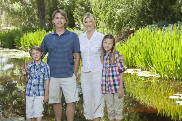 Retrato de família contra lago — Fotografia de Stock