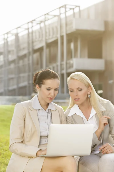 Businesswomen usando el ordenador portátil juntos — Foto de Stock