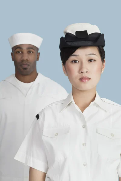 Marineoffiser foran mannlig sjømann – stockfoto