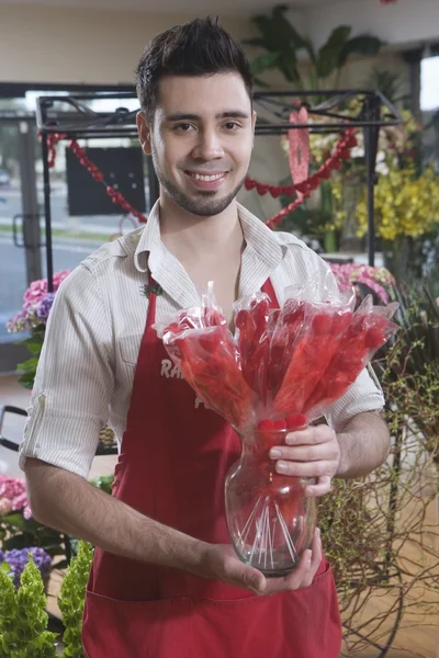 Florista de pé com flores — Fotografia de Stock