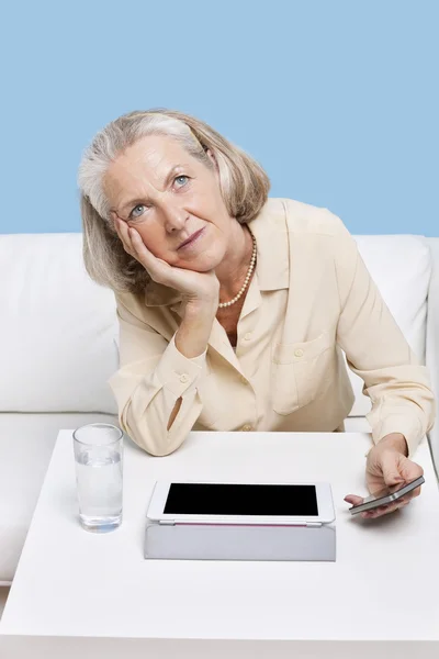 Mujer usando teléfono celular y tableta PC — Foto de Stock