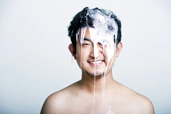 Hombre con pintura rosa cayendo sobre su cabeza — Foto de Stock