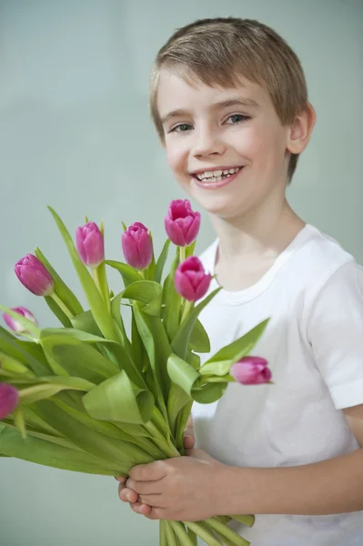 Хлопчик холдингу квіти — стокове фото