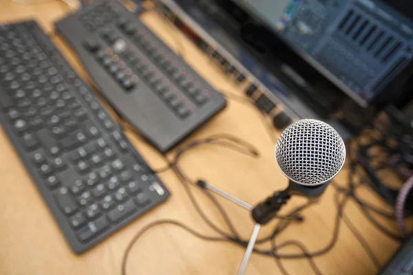 Микрофон и клавиатуры — стоковое фото