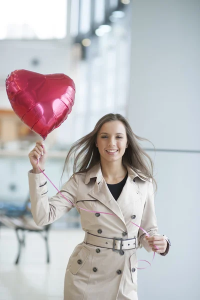 Zakenvrouw bedrijf hartvormige ballon — Stockfoto