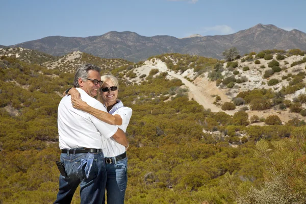 Abbraccio coppia senior con deserto — Foto Stock