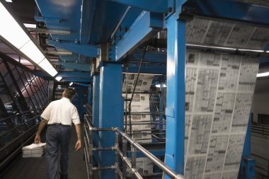 Fabrika üzerinde çalışan adam