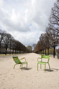 Paris'te bir yoldaki yeşil sandalye