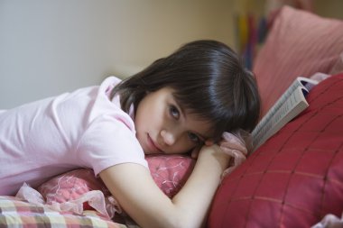 genç kız yatakta yatarken