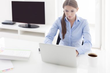 İş kadını laptopuyla çalışıyor.