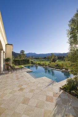 havuz peyzaj alanı ve yaz