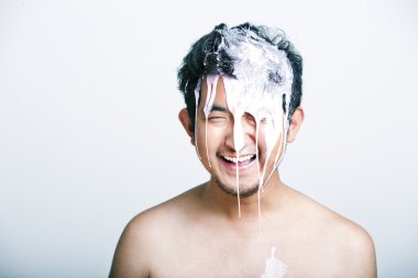 Adam başına düşen pembe boya ile