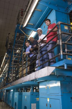 Gazete fabrikasında işçiler