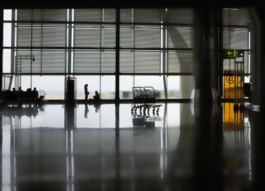 Havaalanı terminalinin cilalı zemini