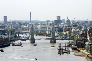 Tower bridge ve st pauls