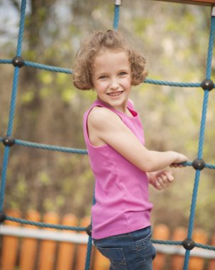 net tırmanış üzerine genç kız
