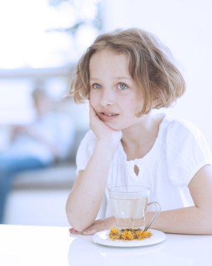 fincan çay ve çiçekler kızın