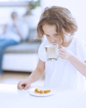 fincan çay ve çiçekler kızın