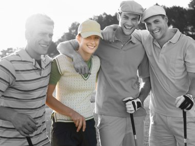 golf sahasında genç arkadaşlar