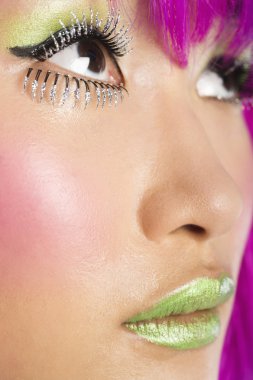Funky kadının yüzüne sahte kirpik ile