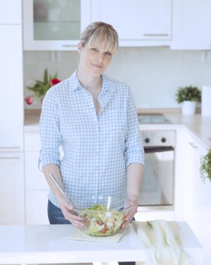 genç kadın salatası yapmak