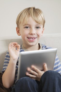 Dijital tablet ile çocuk