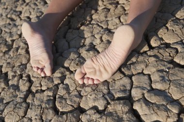 Bacağı kırık arazi üzerinde yalan