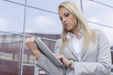 Dijital tablet kullanan iş kadını