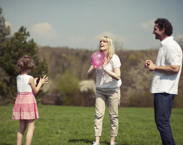 Family throwing ball — Stock Photo, Image