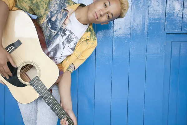 Dospívající chlapec hraje kytara — Stock fotografie