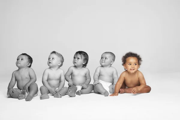 Babies looking away on floor — Stock Photo, Image