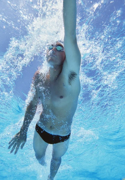 Sportler schwimmt im Pool — Stockfoto