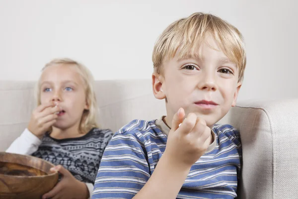 Menino com irmã assistindo TV — Fotografia de Stock