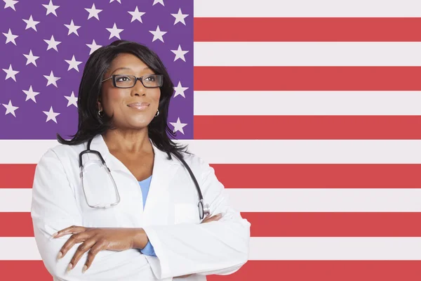 Cirujano femenino sobre bandera americana — Foto de Stock