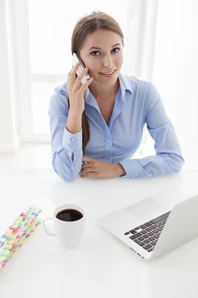 Kvinna med mobiltelefon — Stockfoto