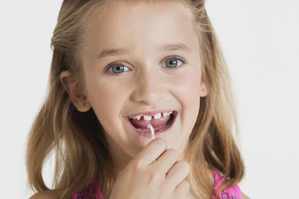 Fille soie dentaire dents — Photo