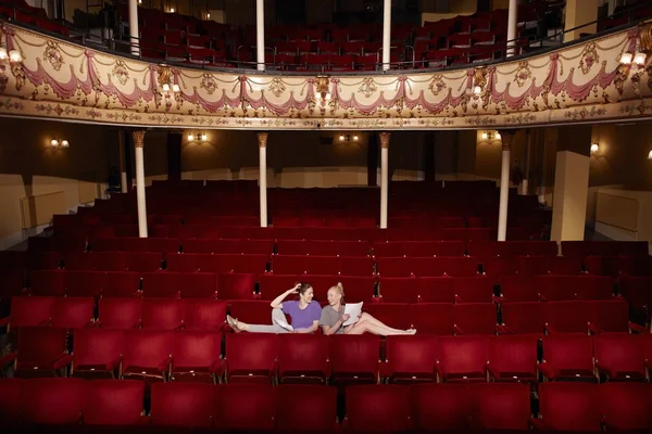Vrouw zitten in theater kramen — Stockfoto