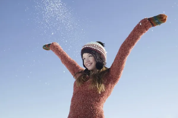 Menina de 14 anos em roupas de inverno com braços levantados — Fotografia de Stock