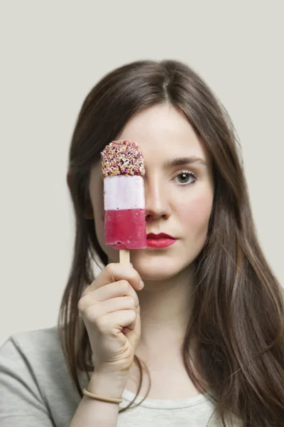 Junge Frau hält Eis in der Hand — Stockfoto