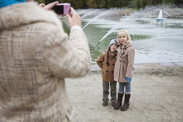 Mother taking photo of children — Stock Photo, Image