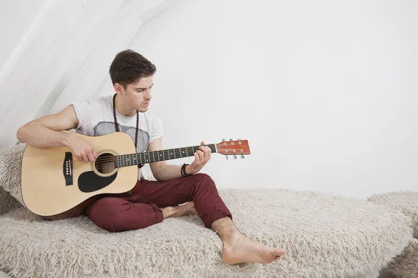 Jonge man die gitaar speelt — Stockfoto