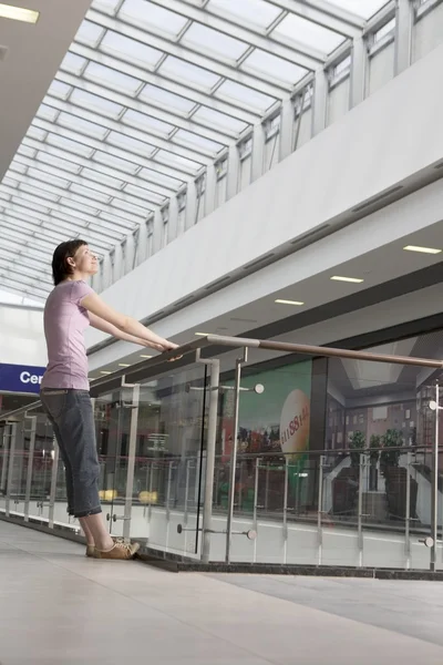 Jovem no centro comercial — Fotografia de Stock