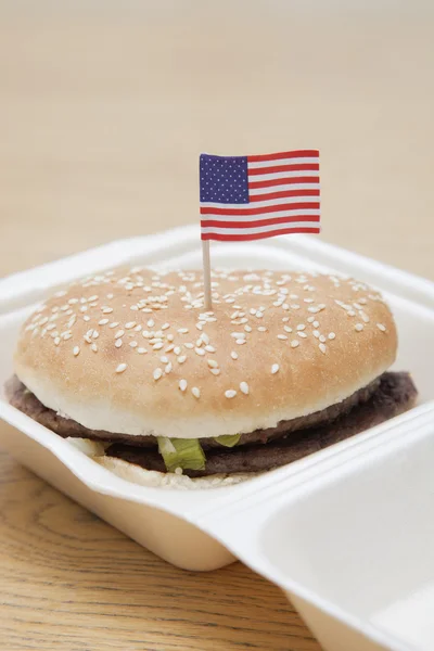 Hamburgare med amerikanska flaggan — Stockfoto