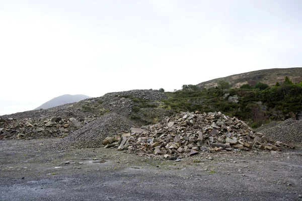 Montones de rocas en una pequeña cantera — Foto de Stock