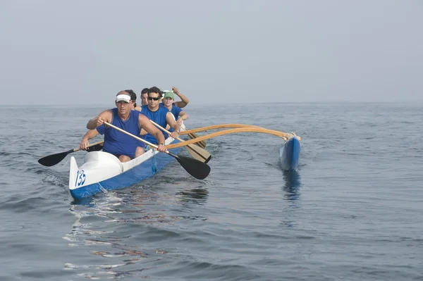 Outrigger canoa squadra in acqua — Foto Stock