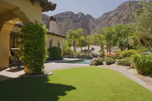 House exterior with swimming pool — Stock Photo, Image