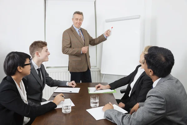 Man använda whiteboard i mötet — Stockfoto