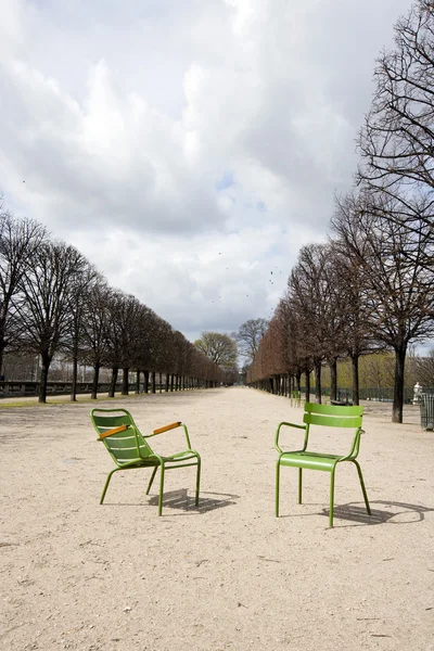 Scaune verzi pe un drum în Paris — Fotografie, imagine de stoc