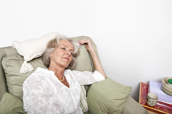 眠って疲れている年配の女性 — ストック写真