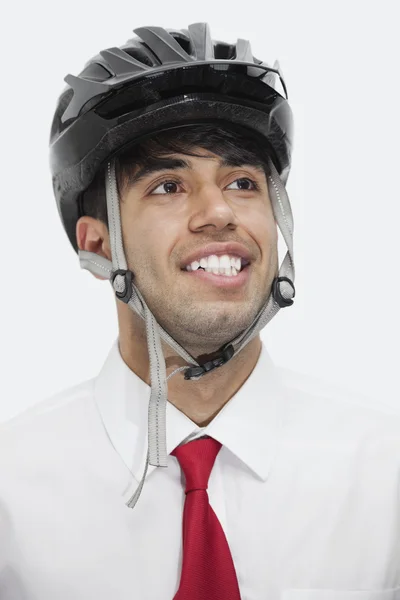 Indiano empresário vestindo capacete de ciclismo — Fotografia de Stock